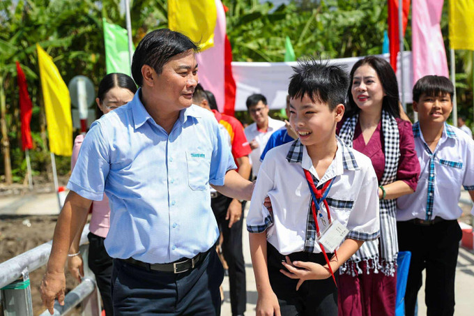 Chiếc cầu bê tông kiên cố được đưa vào sử dụng giúp người dân, học sinh trên địa bàn lưu thông thuận tiện hơn. Chiếc cầu bê tông kiên cố được đưa vào sử dụng giúp người dân, học sinh trên địa bàn lưu thông thuận tiện hơn.