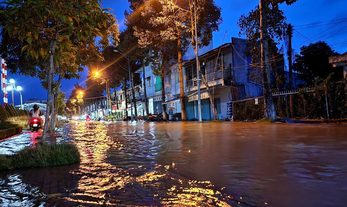 Tuyến đường gần bờ kè sông Tiền (phường Long Châu) bị ngập nước. Ảnh: Lê Thúy Hằng/TTXVN Tuyến đường gần bờ kè sông Tiền (phường Long Châu) bị ngập nước. Ảnh: Lê Thúy Hằng/TTXVN