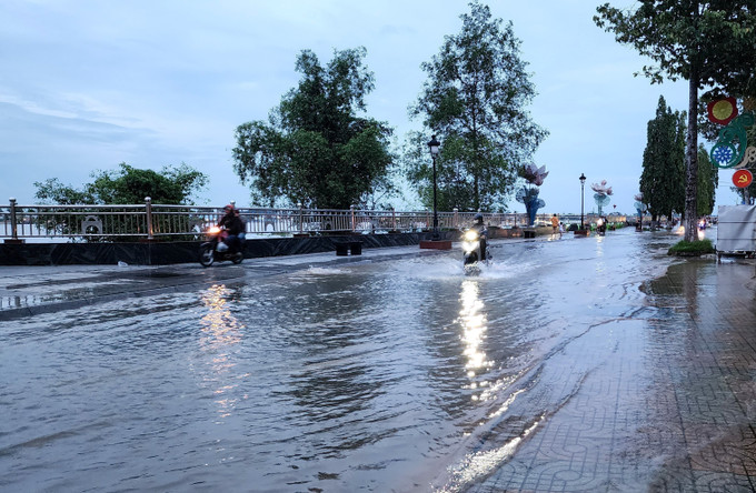Tuyến đường gần bờ kè sông Tiền (phường Long Châu) bị ngập nước. Ảnh: Lê Thúy Hằng/TTXVN vinh-long-1.jpg