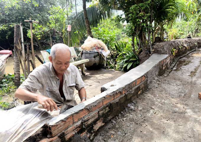 Người dân xã Chợ Lách tự gia cố bờ bao ứng phó triều cường. Ảnh: Lê Thúy Hằng/TTXVN Người dân xã Chợ Lách tự gia cố bờ bao ứng phó triều cường. Ảnh: Lê Thúy Hằng/TTXVN