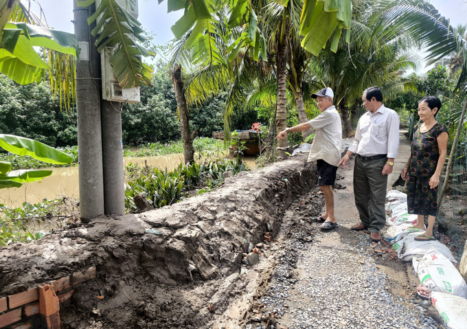 Người dân xã Chợ Lách tự gia cố bờ bao ứng phó triều cường. Ảnh: Lê Thúy Hằng/TTXVN Người dân xã Chợ Lách tự gia cố bờ bao ứng phó triều cường. Ảnh: Lê Thúy Hằng/TTXVN