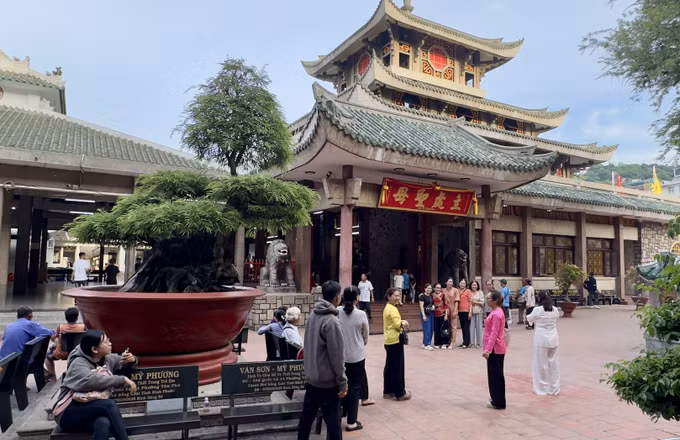 Miếu Bà Chúa Xứ núi Sam (thành phố Châu Đốc, tỉnh An Giang) thu hút đông du khách đến tham quan, vía bà. Ảnh: Thanh Sang/TTXVN