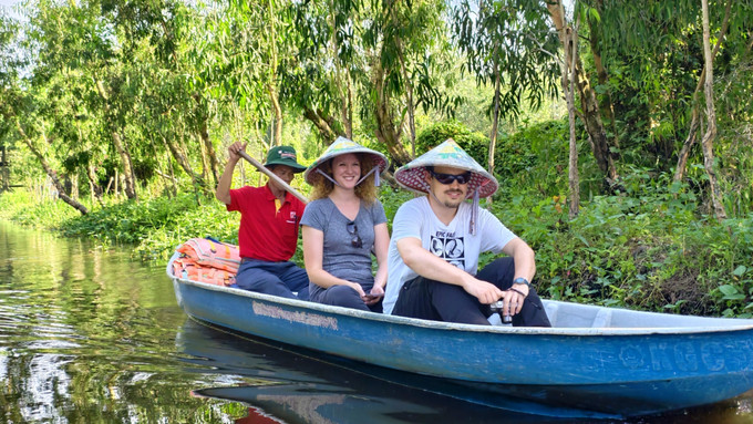 Khách du lịch quốc tế tham quan rừng tràm Trà Sư (thị xã Tịnh Biên, An Giang). Ảnh: Thanh Sang/TTXVN du-lich-7.jpg