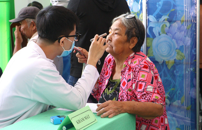 Người dân được khám sức khỏe miễn phí.