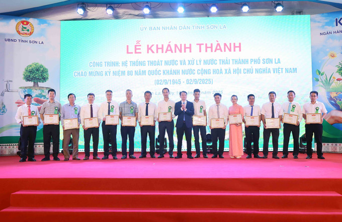 Lãnh đạo Ban Quản lý Dự án ODA tỉnh Sơn La tặng Giấy khen các tập thể, cá nhân. Lãnh đạo Ban Quản lý Dự án ODA tỉnh Sơn La tặng Giấy khen các tập thể, cá nhân.