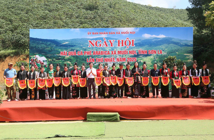 BTC trao cờ lưu niệm cho các đội tham dự Ngày hội. son-la-le-hoi-6.jpg