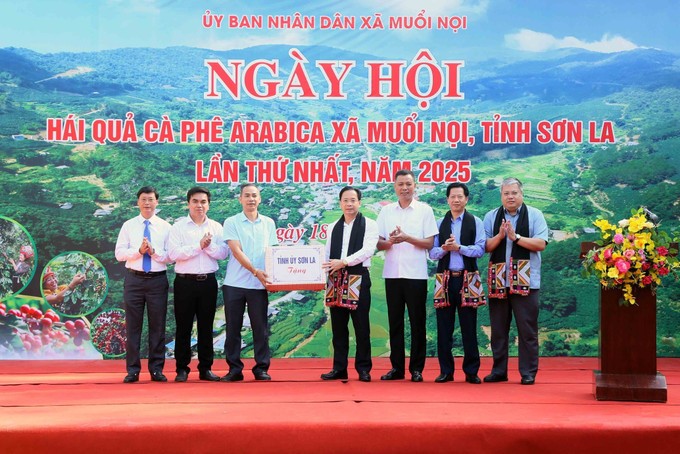 Lãnh đạo tỉnh Sơn La tặng quà cho xã Muổi Nọi. son-la-le-hoi-5.jpg