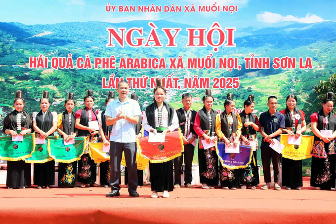 Bí thư Đảng ủy xã Muổi Nọi Huỳnh Minh Tuấn trao giải Nhất phần thi hái quả cà phê. son-la-le-hoi-11.jpg