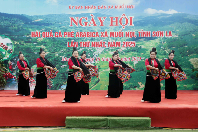 Tiết mục văn nghệ chào mừng. son-la-le-hoi-9.jpg
