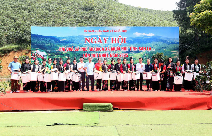 Lãnh đạo xã Muổi Nọi tặng các vật dụng phục vụ thu hoạch cà phê cho các đội tham dự Ngày hội. son-la-le-hoi-10.jpg