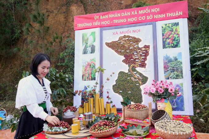 Đơn vị trường học trên địa bàn xã Muổi Nọi tham gia trưng bày “Tạo hình nghệ thuật từ quả và hạt cà phê” tại Ngày hội. son-la-le-hoi-4.jpg