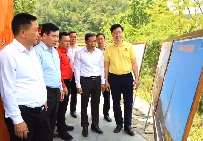 Các đại biểu khảo sát thực tế dự án và điều kiện địa hình tại khu vực xây dựng điểm trường Mã Lầu A.