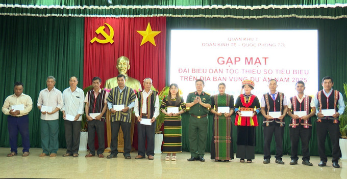 Đoàn Kinh tế-Quốc phòng 778 (Quân Khu 7) tặng quà cho già làng, trưởng thôn, người có uy tín trong vùng đồng bào dân tộc thiểu số.