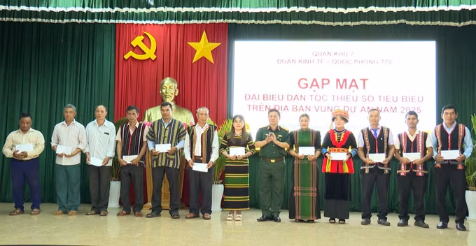 Đoàn Kinh tế-Quốc phòng 778 (Quân Khu 7) tặng quà cho già làng, trưởng thôn, người có uy tín trong vùng đồng bào dân tộc thiểu số.