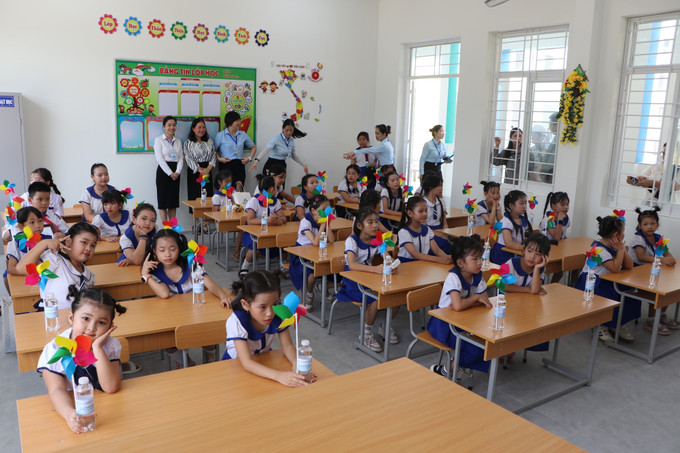 Các em học sinh vui mừng với những phòng học khang trang, đầy đủ tiện nghi. Các em học sinh vui mừng với những phòng học khang trang, đầy đủ tiện nghi.