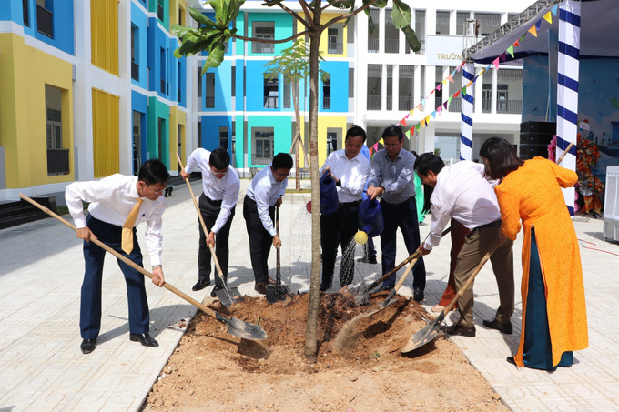 Các đại biểu thực hiện nghi thức trồng cây bàng vuông trong khuôn viên trường. Các đại biểu thực hiện nghi thức trồng cây bàng vuông trong khuôn viên trường.