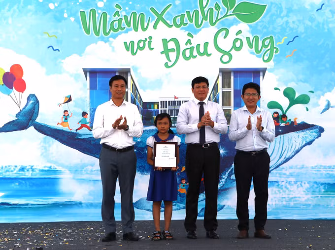 Ban tổ chức trao giải A cuộc thi vẽ tranh với chủ đề “Ngôi trường mơ ước - Biển đảo quê hương”.