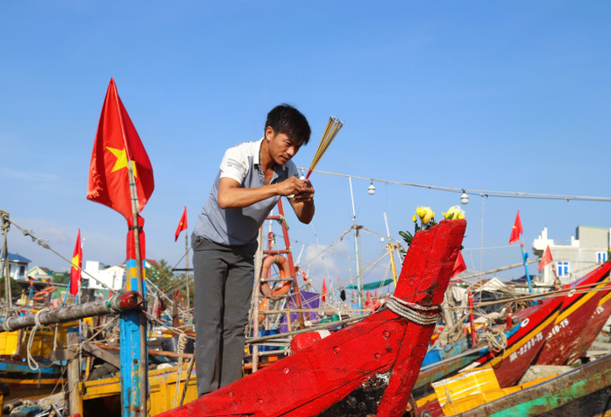 Ngư dân làm lễ "cúng thuyền", cầu yên, cầu lộc, mong biển cả mưa thuận gió hòa, tôm cá đầy khoang. Ảnh: Xuân Tiến/TTXVN nghe-an-1.jpg