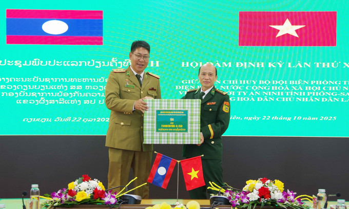 Đại tá Vừ A Khua (phải) tặng quà Đoàn đại biểu Ty An ninh tỉnh Phongsaly. Ảnh: TTXVN phát Đại tá Vừ A Khua (phải) tặng quà Đoàn đại biểu Ty An ninh tỉnh Phongsaly. Ảnh: TTXVN phát