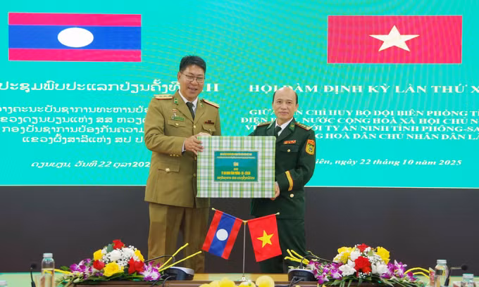 Đại tá Vừ A Khua (phải) tặng quà Đoàn đại biểu Ty An ninh tỉnh Phongsaly. Ảnh: TTXVN phát
