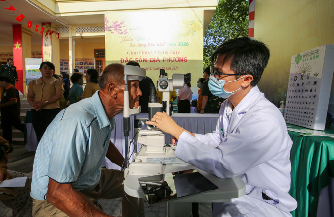 Đội ngũ y tế thực hiện khám, sàng lọc các bệnh về mắt cho người dân.