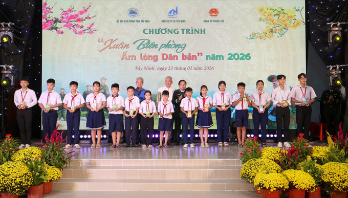 Đại diện lãnh đạo Ban Chỉ huy Bộ đội Biên phòng tỉnh Tây Ninh và các đơn vị tặng học bổng cho học sinh nghèo vượt khó.