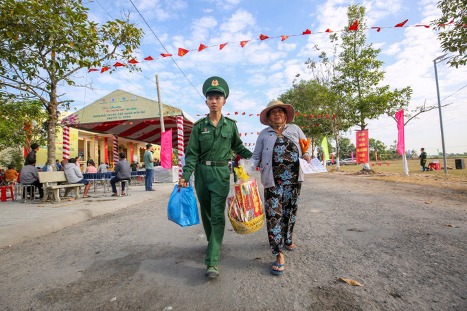 Những phần quà nghĩa tình được trao tận tay người dân xã Phước Chỉ (Tây Ninh), lan tỏa tinh thần “Ấm áp tình dân – quân”.
