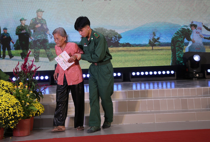 Chiến sĩ Bộ đội Biên phòng Tây Ninh hỗ trợ bà con nhân dân xã Phước Chỉ đến tham dự chương trình.