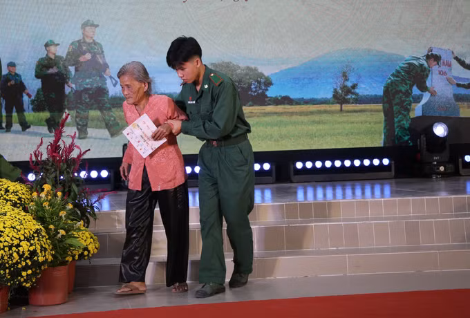 Chiến sĩ Bộ đội Biên phòng Tây Ninh hỗ trợ bà con nhân dân xã Phước Chỉ đến tham dự chương trình.