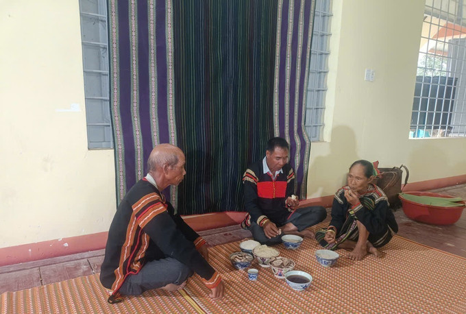 Họ hàng, anh em gia đình mời bà con cùng nhau dùng bữa cơm thân mật. Ảnh: TTXVN phát