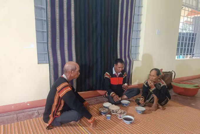 Họ hàng, anh em gia đình mời bà con cùng nhau dùng bữa cơm thân mật. Ảnh: TTXVN phát