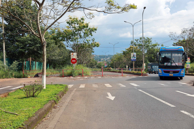 2/4 làn đường Hồ Chí Minh tại Km1900+350 ÷ Km1900+650 bị sụt lún, chia cắt giao thông và các phương tiện được điều tiết về tuyến tránh Gia Nghĩa để giảm tải cho đoạn đường sụt lún. 2/4 làn đường Hồ Chí Minh tại Km1900+350 ÷ Km1900+650 bị sụt lún, chia cắt giao thông và các phương tiện được điều tiết về tuyến tránh Gia Nghĩa để giảm tải cho đoạn đường sụt lún.