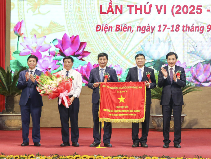 Ông Trần Văn Sơn, Ủy viên Trung ương Đảng, Bộ trưởng, Chủ nhiệm Văn phòng Chính phủ, trao tặng Cờ thi đua của Chính phủ cho tỉnh Điện Biên. Ảnh: Xuân Tư/TTXVN Ông Trần Văn Sơn, Ủy viên Trung ương Đảng, Bộ trưởng, Chủ nhiệm Văn phòng Chính phủ, trao tặng Cờ thi đua của Chính phủ cho tỉnh Điện Biên. Ảnh: Xuân Tư/TTXVN