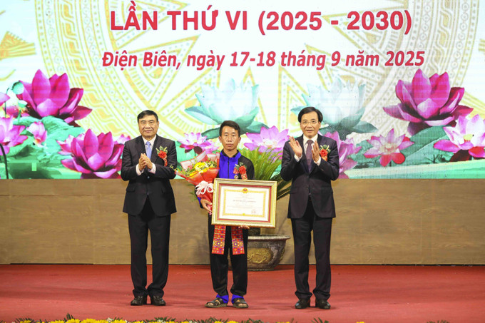 Trao tặng Huân chương Lao động hạng Nhất cho anh Mùa A Thi, Trưởng bản Háng Pu Xi, xã Xa Dung. Ảnh: Xuân Tư/TTXVN Trao tặng Huân chương Lao động hạng Nhất cho anh Mùa A Thi, Trưởng bản Háng Pu Xi, xã Xa Dung. Ảnh: Xuân Tư/TTXVN