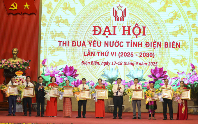 Trao tặng Bằng khen của Thủ tướng Chính phủ cho các cá nhân xuất sắc trong phong trào thi đua yêu nước tỉnh Điện Biên. Ảnh: Xuân Tư/TTXVN Trao tặng Bằng khen của Thủ tướng Chính phủ cho các cá nhân xuất sắc trong phong trào thi đua yêu nước tỉnh Điện Biên. Ảnh: Xuân Tư/TTXVN