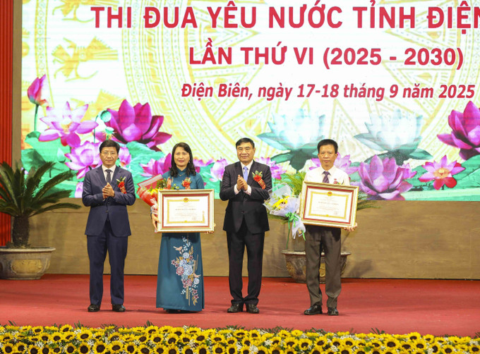 Trao tặng Huân chương Lao động hạng Ba cho các cá nhân xuất sắc trong phong trào thi đua yêu nước tỉnh Điện Biên. Ảnh: Xuân Tư/TTXVN Trao tặng Huân chương Lao động hạng Ba cho các cá nhân xuất sắc trong phong trào thi đua yêu nước tỉnh Điện Biên. Ảnh: Xuân Tư/TTXVN