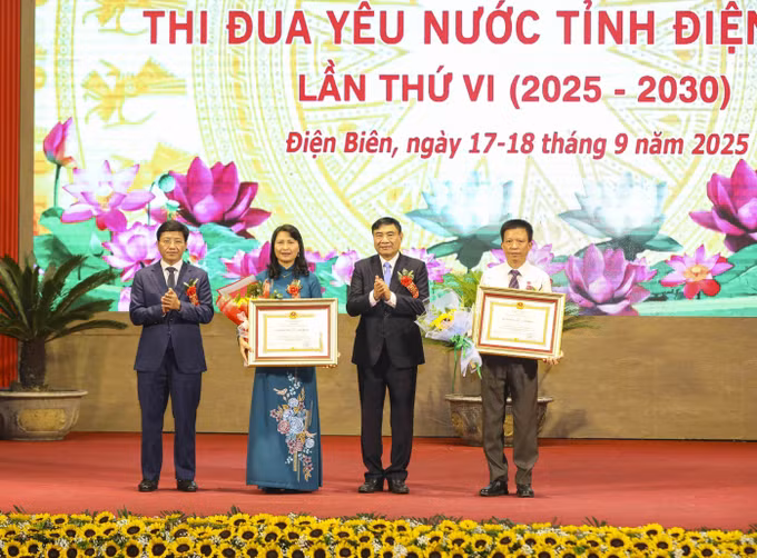 Trao tặng Huân chương Lao động hạng Ba cho các cá nhân xuất sắc trong phong trào thi đua yêu nước tỉnh Điện Biên. Ảnh: Xuân Tư/TTXVN