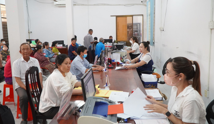 Người dân đến làm thủ tục hành chính tại Trung tâm phục vụ hành chính công xã Mỹ Thọ (mới), tỉnh Đồng Tháp. potal-dong-thap-no-luc-giai-quyet-thu-tuc-hanh-chinh-thong-suot-khi-trien-khai-chinh-quyen-2-cap-8098368.jpg