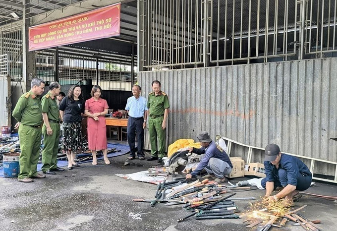 Công an tỉnh An Giang giám sát việc tiêu hủy công cụ hỗ trợ, vũ khí thô sơ. Ảnh: TTXVN phát Công an tỉnh An Giang giám sát việc tiêu hủy công cụ hỗ trợ, vũ khí thô sơ. Ảnh: TTXVN phát
