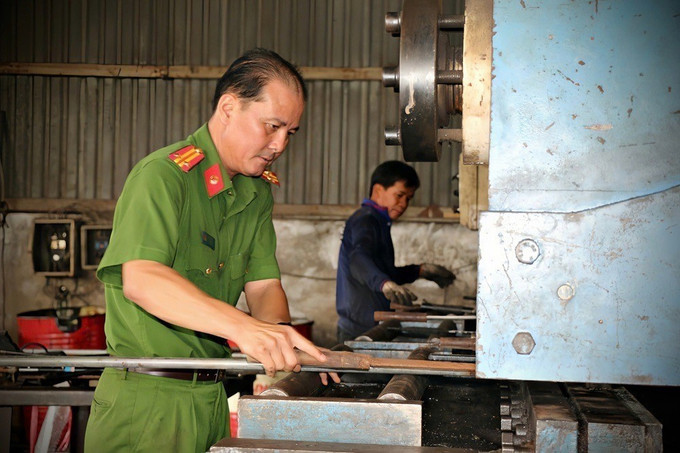 Tiêu hủy công cụ hỗ trợ, vũ khí thô sơ. Ảnh: TTXVN phát Tiêu hủy công cụ hỗ trợ, vũ khí thô sơ. Ảnh: TTXVN phát