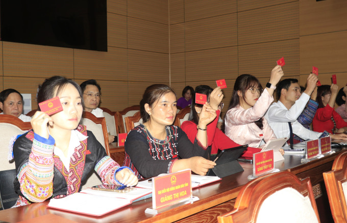 Đại biểu HĐND tỉnh Lào Cai thông qua nghị quyết tại Kỳ họp. Đại biểu HĐND tỉnh Lào Cai thông qua nghị quyết tại Kỳ họp.