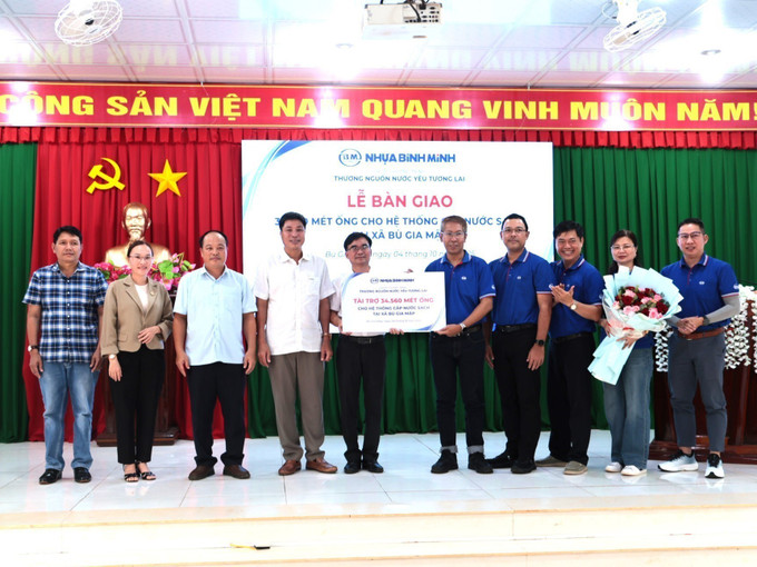 Đơn vị hỗ trợ đường ống cho hệ thống cấp nước sinh hoạt thực hiện lễ bàn giao cho xã Bù Gia Mập. dong-nai-1.jpg