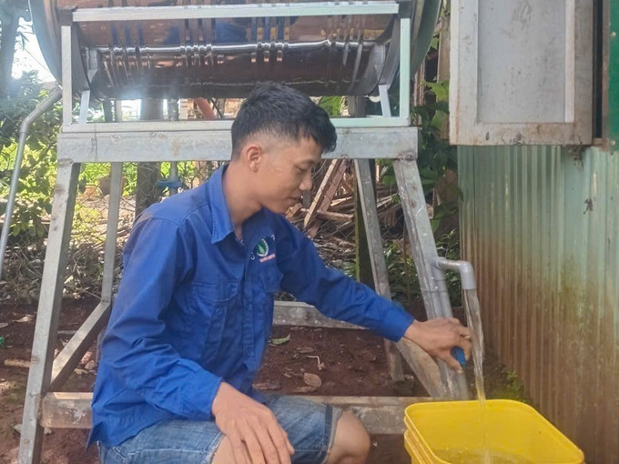 Anh Điểu Líp (thôn Bù La, xã Bù Gia Mập) vui mừng khi ống đấu nối với hệ thống cấp nước sạch về tận nhà. Anh Điểu Líp (thôn Bù La, xã Bù Gia Mập) vui mừng khi ống đấu nối với hệ thống cấp nước sạch về tận nhà.