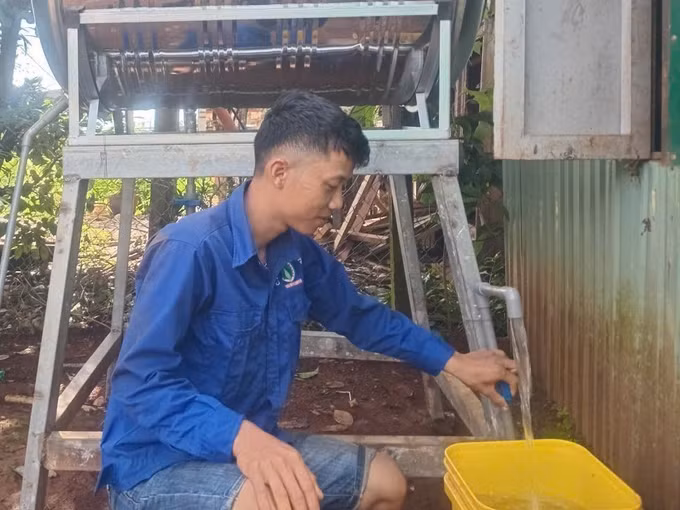 Anh Điểu Líp (thôn Bù La, xã Bù Gia Mập) vui mừng khi ống đấu nối với hệ thống cấp nước sạch về tận nhà.