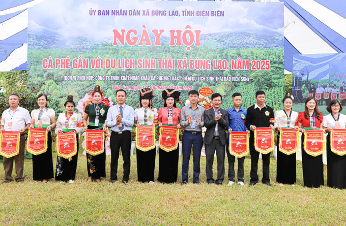 Ban Tổ chức tặng cờ lưu niệm cho các đội tham dự thi hái cà phê tại “Ngày hội Cà phê gắn với Du lịch sinh thái xã Búng Lao, năm 2025”. hai-ca-phe-6.jpg