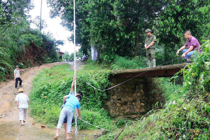 Cầu cũ nhỏ hẹp, xuống cấp gây khó khăn cho việc đi lại của người dân thôn An Thịnh, xã Kiên Thành (Trấn Yên, Yên Bái) khi mùa mưa lũ. Cầu cũ nhỏ hẹp, xuống cấp gây khó khăn cho việc đi lại của người dân thôn An Thịnh, xã Kiên Thành (Trấn Yên, Yên Bái) khi mùa mưa lũ.