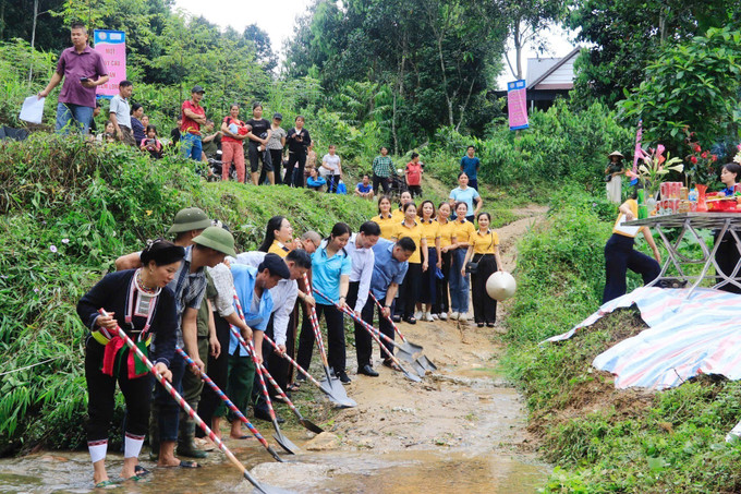 Các đại biểu và người dân khởi công xây dựng cầu Hạnh Phúc. xay-cau-1.jpg