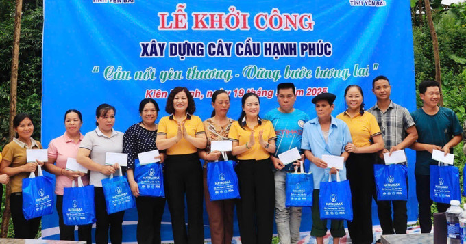Các đơn vị tài trợ trao quà cho các gia đình có hoàn cảnh khó khăn xã Kiên Thành. Các đơn vị tài trợ trao quà cho các gia đình có hoàn cảnh khó khăn xã Kiên Thành.