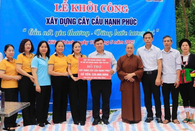 Các đơn vị tài trợ trao hỗ trợ kinh phí xây cầu cho chính quyền địa phương xã Kiên Thành (Trấn Yên, Yên Bái). xay-cau-4.jpg