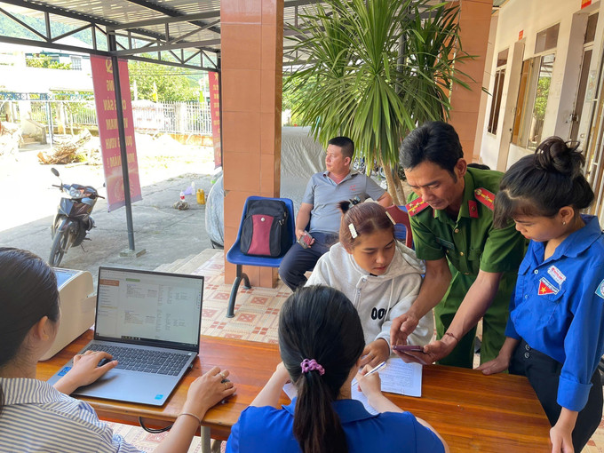 Cán bộ công chức, lực lượng thanh niên hỗ trợ người dân Trung Khánh Vĩnh làm hồ sơ tại điểm tiếp nhận ở cơ sở. Ảnh: TTXVN phát Cán bộ công chức, lực lượng thanh niên hỗ trợ người dân Trung Khánh Vĩnh làm hồ sơ tại điểm tiếp nhận ở cơ sở. Ảnh: TTXVN phát